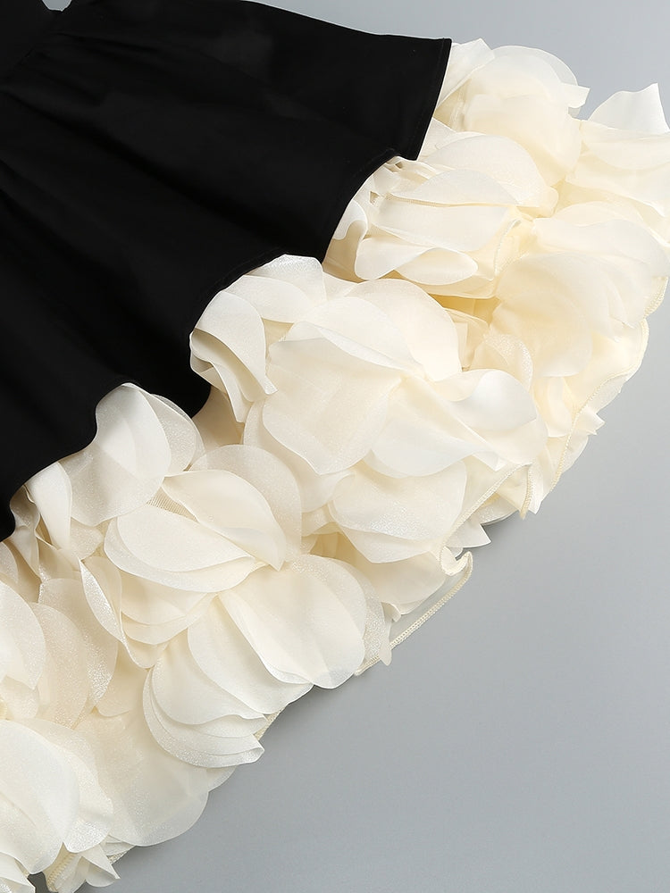 Schwarzes Mini-Kleid mit Rüschen-Details