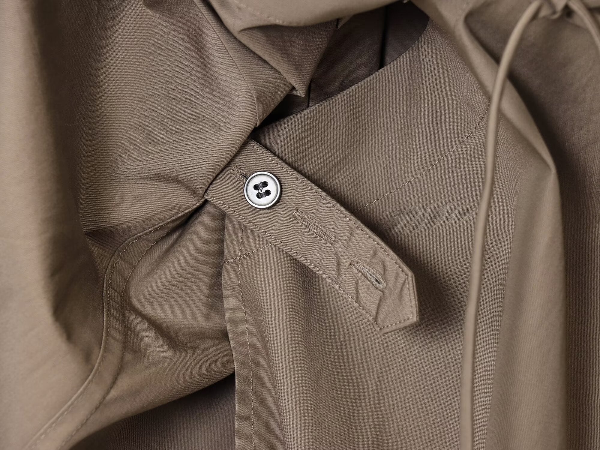 Langes asymmetrisches Hemdkleid mit Revers und langen Ärmeln