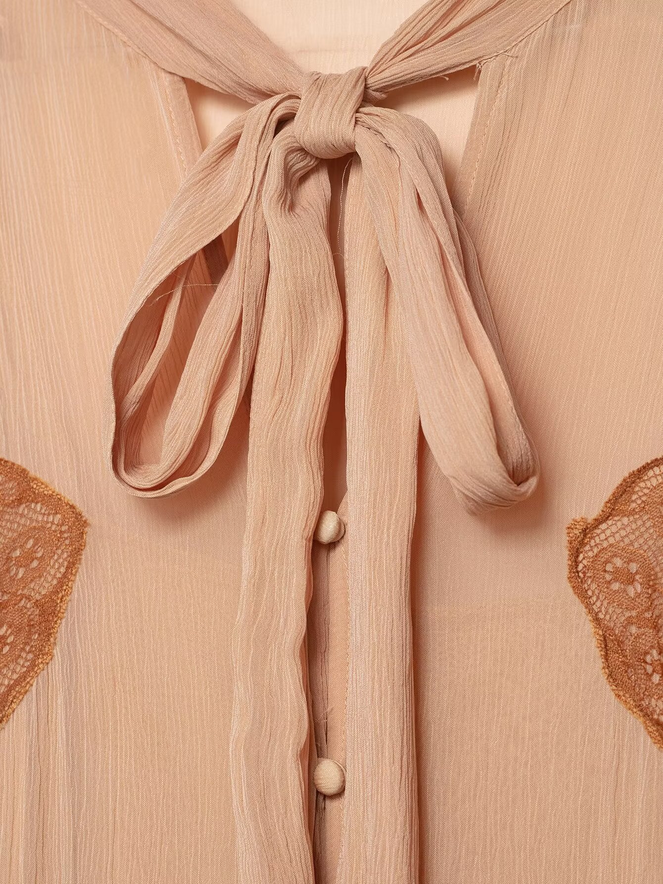 Elegantes Midi-Kleid mit Schleifenkragen und Spitzenapplikationen