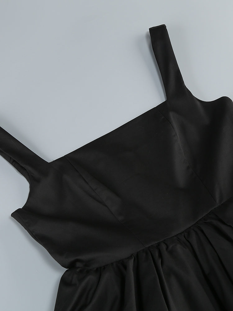 Schwarzes Mini-Kleid mit Rüschen-Details