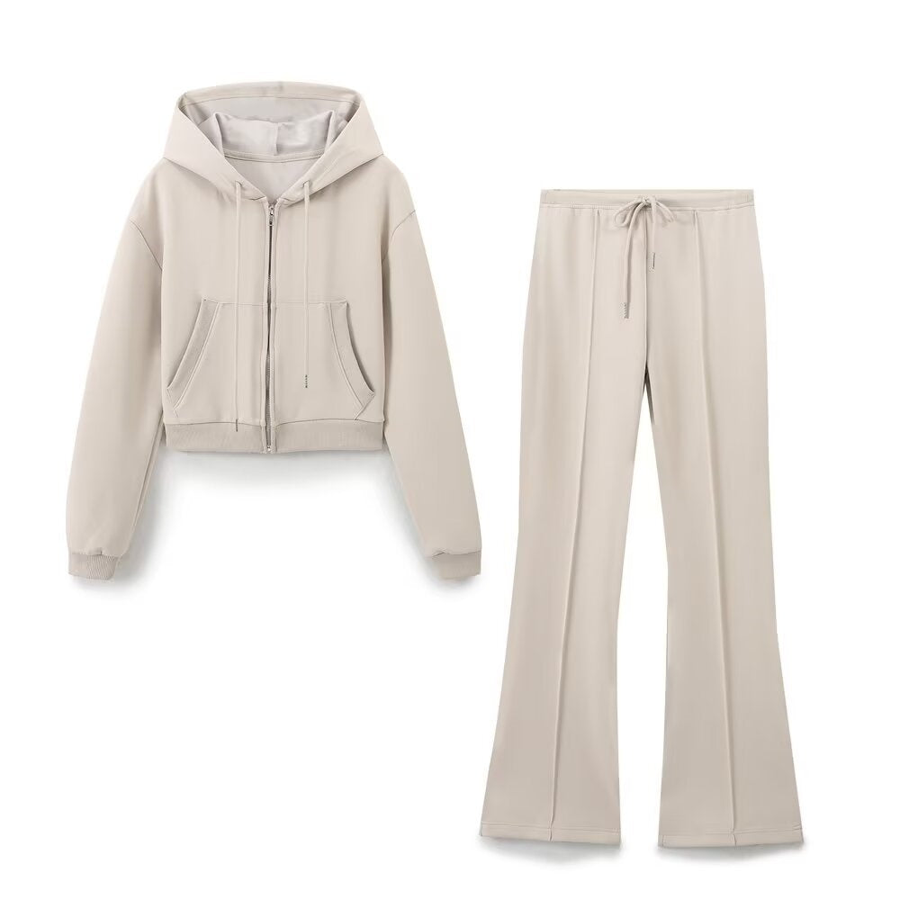 Set mit Kapuzen-Sweatshirt-Jacke und Trompetenhose