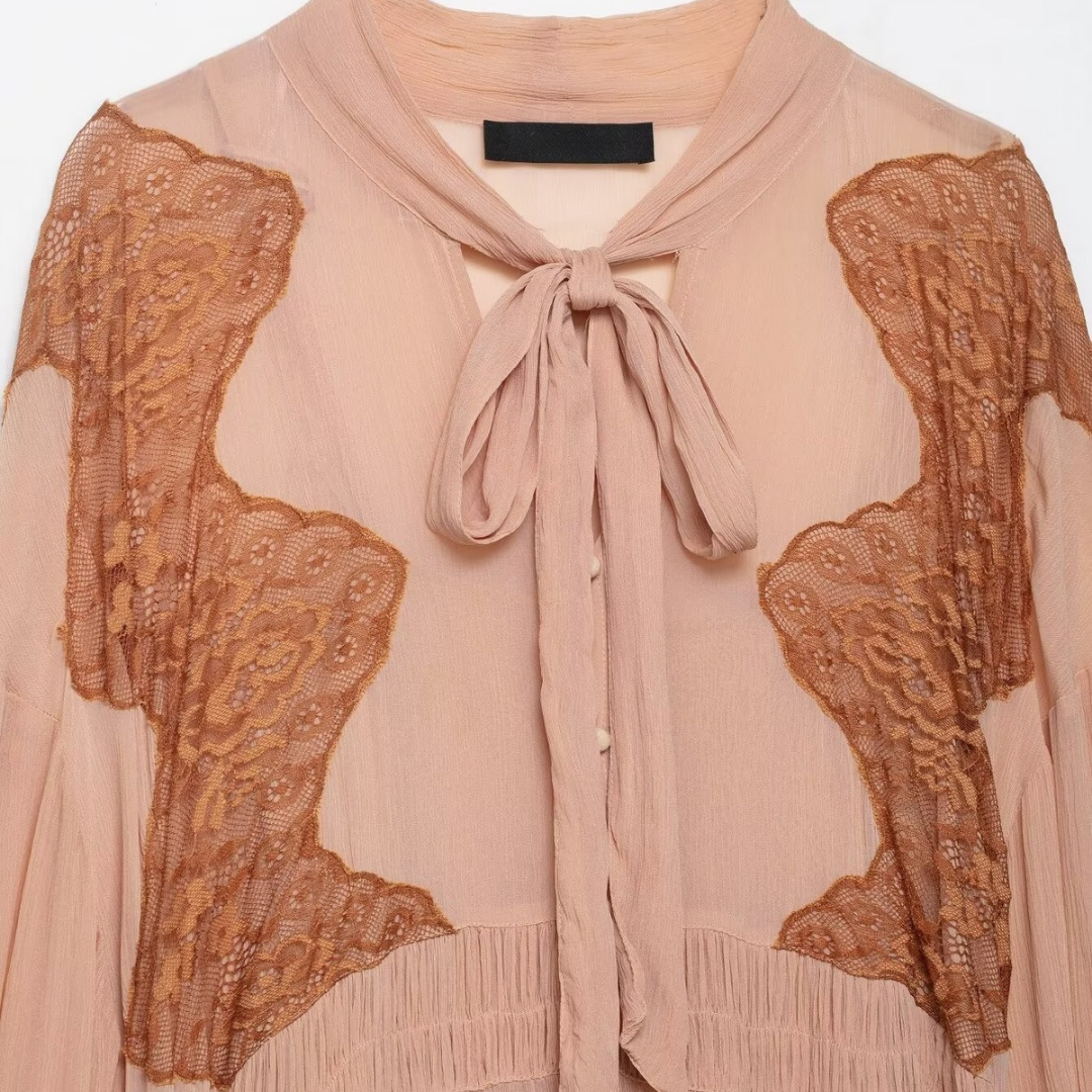 Elegantes Midi-Kleid mit Schleifenkragen und Spitzenapplikationen