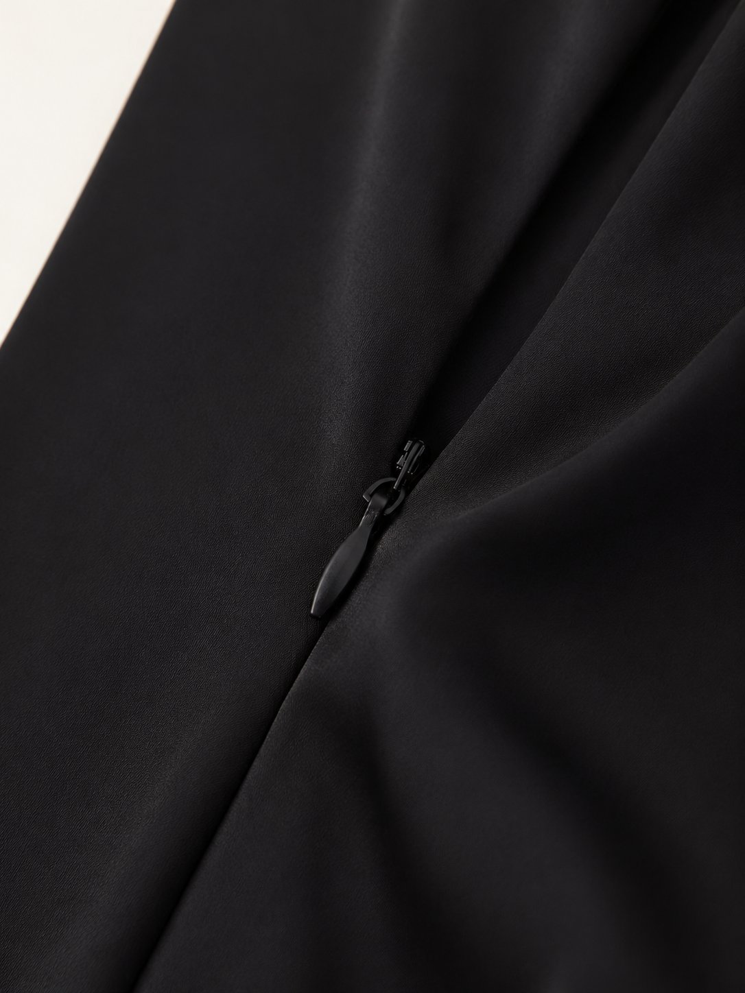 Noir Élise Top – Elegantes Schwarzes Spitzen Top aus Satin für Damen