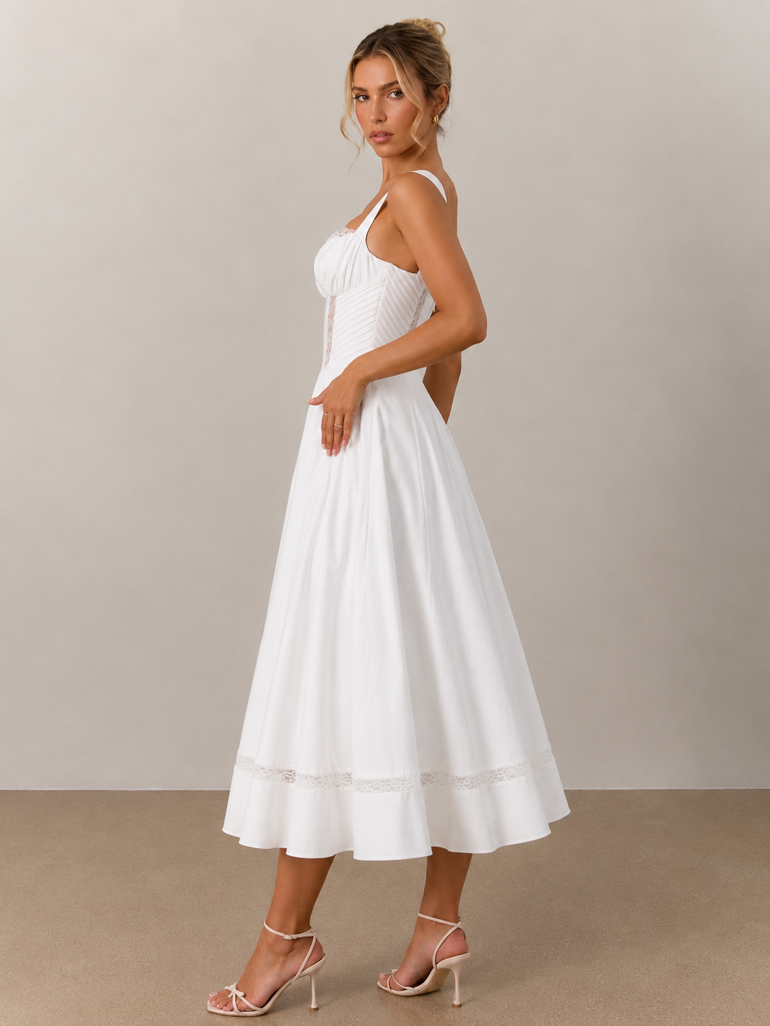 Marina Kleid – Elegantes Midi-Kleid in Weiß mit Spitzen-Details und tailliertem Schnitt