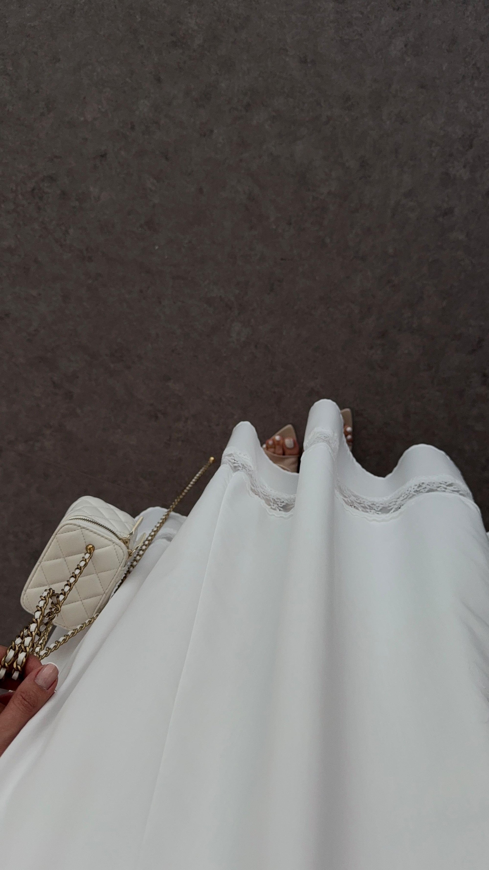 Marina Kleid – Elegantes Midi-Kleid in Weiß mit Spitzen-Details und tailliertem Schnitt
