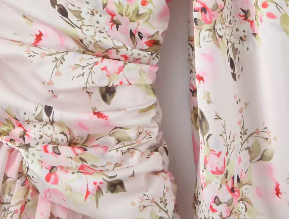 Cherry Bloom Kleid – Elegantes Blumen-Minikleid mit Rüschen und V-Ausschnitt
